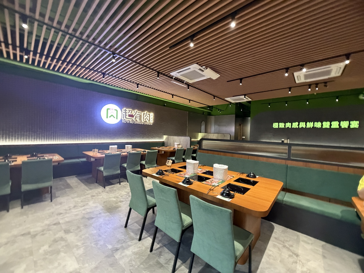 用餐區全景|成熟穩健的品牌氛圍